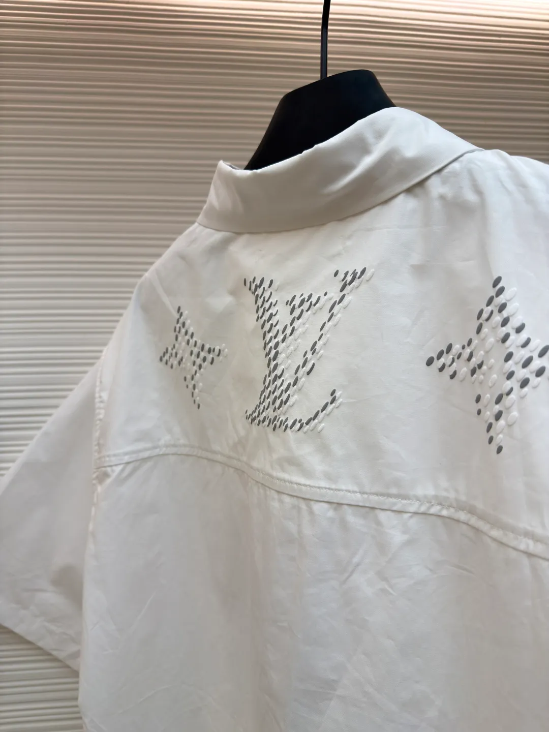 LOUIS VUITTON monogram printed short-sleeved shirt ●Original version: Purchased and developed by 9835 ●Item number: 1680421-A35 ●Fabric: silk fabric ●Technology: printing production ●Version: fitted version ●Weight: about 245 grams ●Size: S-M-L-XL ●Description: Poplin is a classic cotton fabric characterized by a large density difference between warp and weft yarns, forming a fine diamond-shaped grainy texture. This structure not only gives the fabric a refreshing and breathable wearing feel, but also ensures that its texture is light and thin but has a crisp texture, avoiding the shortcomings of ordinary thin cotton that easily collapses, perfectly supporting the neat silhouette of the shirt, while maintaining the unique skin-friendly comfort of cotton. The chest is decorated with a release printing process; it is neither too loose nor deliberately slim, aiming to create a clean silhouette and is extremely tolerant to the body shape. The standard length ensures that the hem can be tucked into trousers or hang naturally, meeting a variety of wear needs, including formal and casual. The overall wiring is straight and delicate, the fabric is comfortable and soft, and the color is consistent without color difference. It can be matched with the same style to create a fashionable look and control various occasions. Customized accessories, complete with three standards, same style for men and women!